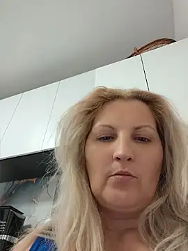 Snapshot of Divineblond chatting on May 13, 11:00 pm Divineblond online show from May 13, 11:00 pm