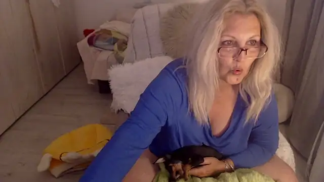 Snapshot of Divineblond chatting on May 16, 2:19 am Divineblond online show from May 16, 2:19 am