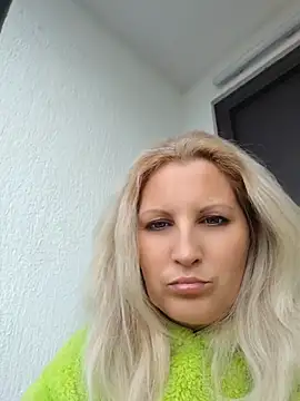 Snapshot of Divineblond chatting on May 17, 3:30 pm Divineblond online show from May 17, 3:30 pm