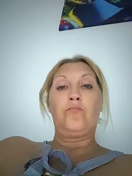 Snapshot of Divineblond chatting on May 29, 7:34 pm Divineblond online show from May 29, 7:34 pm