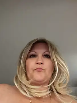 Snapshot of Divineblond chatting on June 1, 11:06 pm Divineblond online show from June 1, 11:06 pm