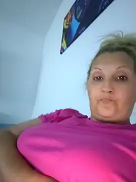Snapshot of Divineblond chatting on June 3, 10:26 pm Divineblond online show from June 3, 10:26 pm