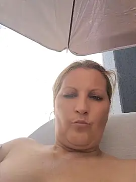 Snapshot of Divineblond chatting on June 5, 12:44 pm Divineblond online show from June 5, 12:44 pm