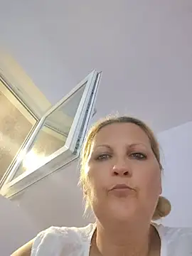Snapshot of Divineblond chatting on June 10, 8:30 pm Divineblond online show from June 10, 8:30 pm