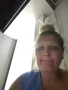 Snapshot of Divineblond chatting on June 17, 7:37 pm Divineblond online show from June 17, 7:37 pm