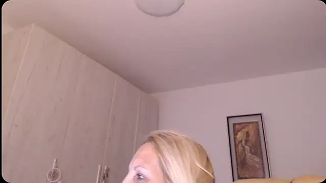 Snapshot of Divineblond chatting on June 19, 10:24 pm Divineblond online show from June 19, 10:24 pm