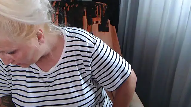 Snapshot of Divineblond chatting on June 22, 1:41 pm Divineblond online show from June 22, 1:41 pm