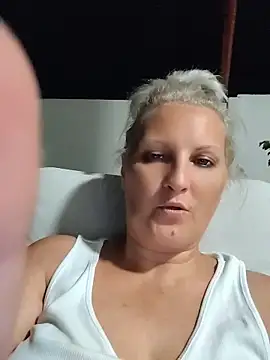 Snapshot of Divineblond chatting on June 29, 11:05 pm Divineblond online show from June 29, 11:05 pm