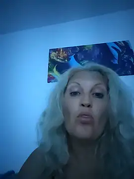 Snapshot of Divineblond chatting on July 5, 10:28 pm Divineblond online show from July 5, 10:28 pm