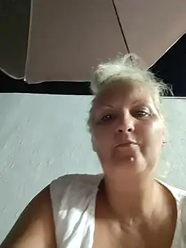 Snapshot of Divineblond chatting on July 6, 8:55 pm Divineblond online show from July 6, 8:55 pm