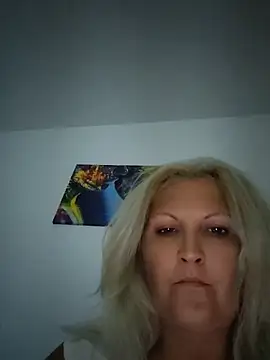 Snapshot of Divineblond chatting on July 9, 8:35 pm Divineblond online show from July 9, 8:35 pm