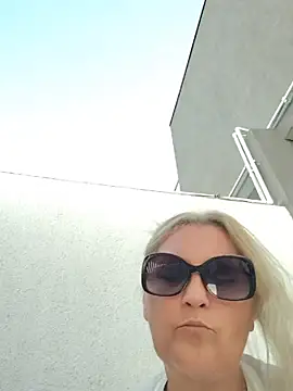 Snapshot of Divineblond chatting on July 10, 6:10 pm Divineblond online show from July 10, 6:10 pm