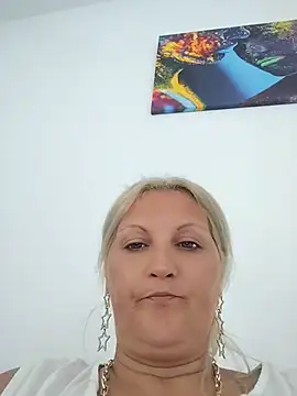 Snapshot of Divineblond chatting on July 12, 11:23 am Divineblond online show from July 12, 11:23 am