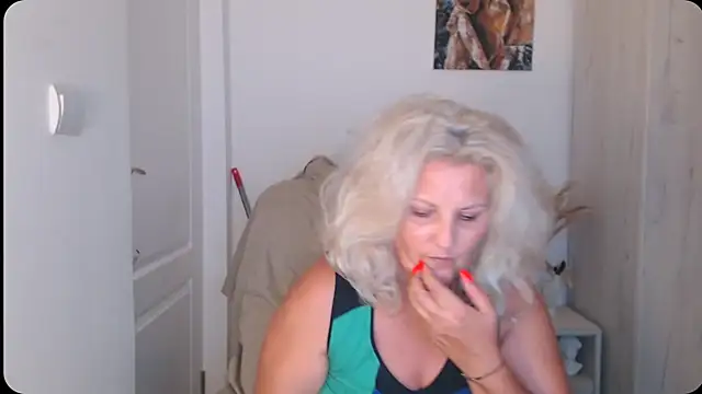 Snapshot of Divineblond chatting on July 23, 1:58 am Divineblond online show from July 23, 1:58 am