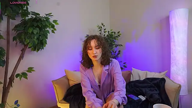 Snapshot of LouiseEvans chatting on May 18, 12:33 pm LouiseEvans online show from May 18, 12:33 pm
