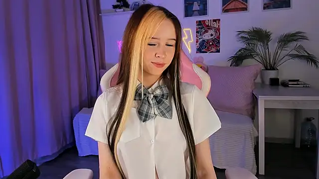 Snapshot of Luvienne_Belle chatting on June 2, 2:13 am Luvienne Belle online show from June 2, 2:13 am