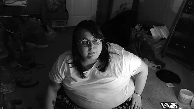 Snapshot of princessghostiii chatting on May 3, 2:06 am princessghostiii online show from May 3, 2:06 am