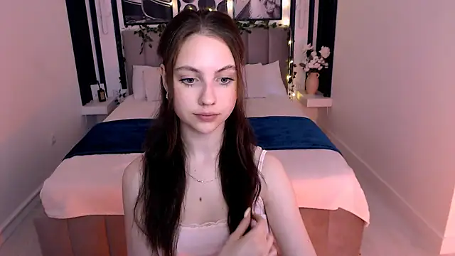 Snapshot of _AliceWells chatting on July 7, 7:23 am AliceWells online show from July 7, 7:23 am