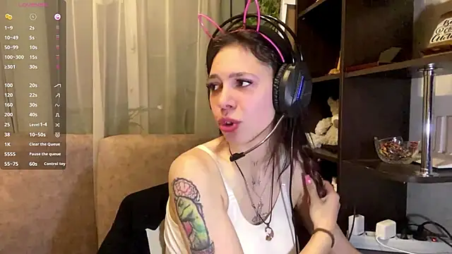 Snapshot of TuZezima chatting on May 22, 7:19 pm TuZezima online show from May 22, 7:19 pm