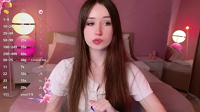 Snapshot of AliceLidelle chatting on June 17, 1:45 pm AliceLidelle online show from June 17, 1:45 pm