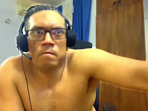 Snapshot of bvllnox chatting on July 17, 11:31 pm bvllnox online show from July 17, 11:31 pm