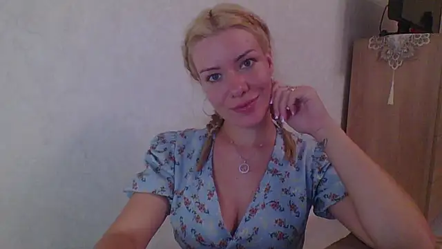 Snapshot of Softy_Aura_ chatting on August 6, 7:49 pm Softy Aura online show from August 6, 7:49 pm
