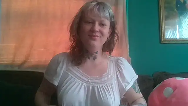 Snapshot of RosieSwitchBitch chatting on May 6, 11:04 am RosieSwitchBitch online show from May 6, 11:04 am