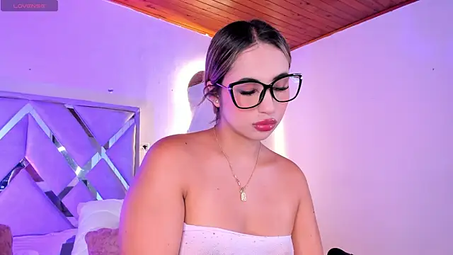 MartinaVizmara  online show from July 11, 5:37 pm