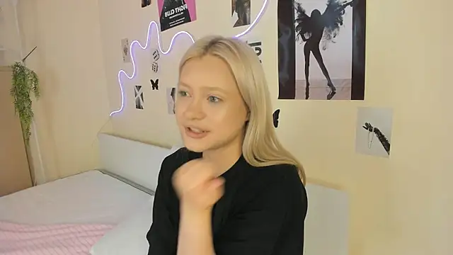 Snapshot of MidnightPoise chatting on June 11, 5:16 am MidnightPoise online show from June 11, 5:16 am