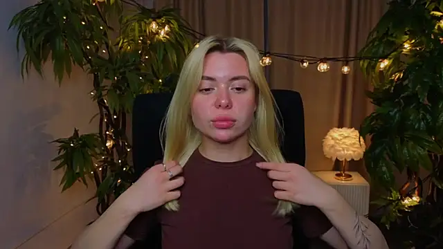 AveriRigby online show from May 7, 10:42 am