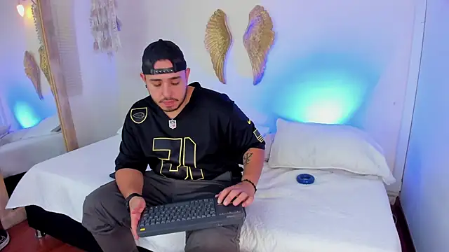 ChrisWyles online show from April 28, 11:37 am