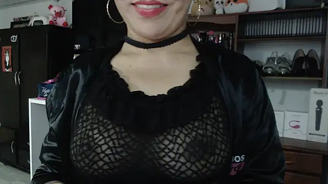 Snapshot of nadia__abaud chatting on February 8, 12:38 am nadia abaud online show from February 8, 12:38 am