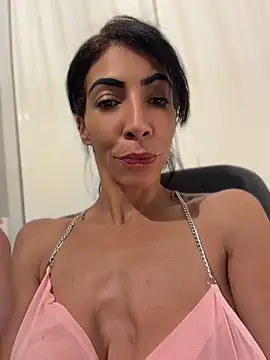 Snapshot of Yasmiinee chatting on June 7, 10:13 pm Yasmiinee online show from June 7, 10:13 pm