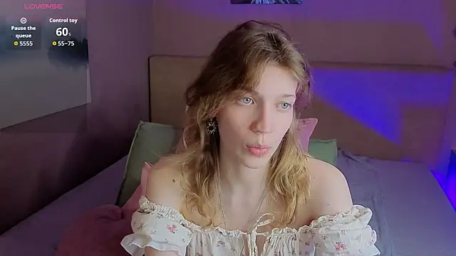 Snapshot of Emily_Cartex chatting on July 9, 6:17 am Emily Cartex online show from July 9, 6:17 am