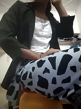 Snapshot of ESHA-LOVE chatting on May 4, 12:28 am ESHA-LOVE online show from May 4, 12:28 am