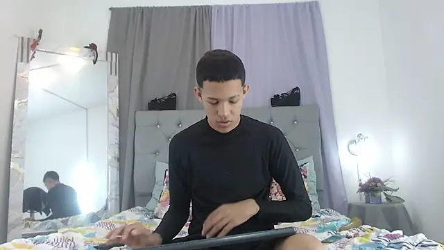 PhillipCox online show from June 8, 1:22 pm