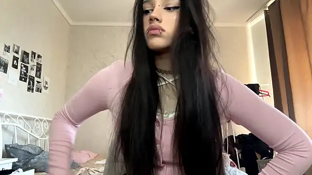 Snapshot of LouisePavlides chatting on May 4, 12:34 pm LouisePavlides online show from May 4, 12:34 pm