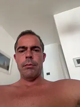 Snapshot of Riccardo86xx chatting on June 18, 9:25 am Riccardo86xx online show from June 18, 9:25 am