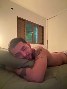 Snapshot of vitor_souz chatting on April 29, 3:32 am vitor souz online show from April 29, 3:32 am