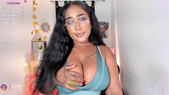 Snapshot of alessia_anderson chatting on January 25, 4:45 am alessia anderson online show from January 25, 4:45 am