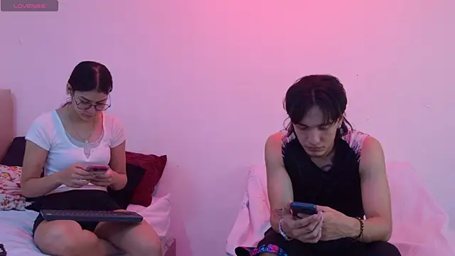 Snapshot of sweetauracouple chatting on May 18, 11:49 am sweetauracouple online show from May 18, 11:49 am