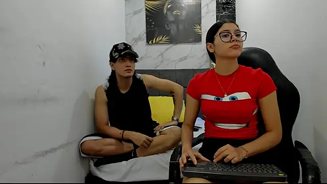 Snapshot of sweetauracouple chatting on July 6, 3:03 am sweetauracouple online show from July 6, 3:03 am