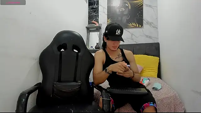 Snapshot of sweetauracouple chatting on July 14, 3:00 am sweetauracouple online show from July 14, 3:00 am