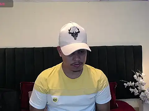 Snapshot of noah_oliver1 chatting on May 4, 7:10 pm noah oliver1 online show from May 4, 7:10 pm