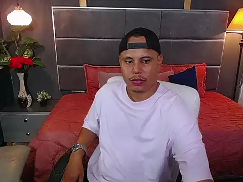 Snapshot of noah_oliver1 chatting on June 17, 1:19 am noah oliver1 online show from June 17, 1:19 am