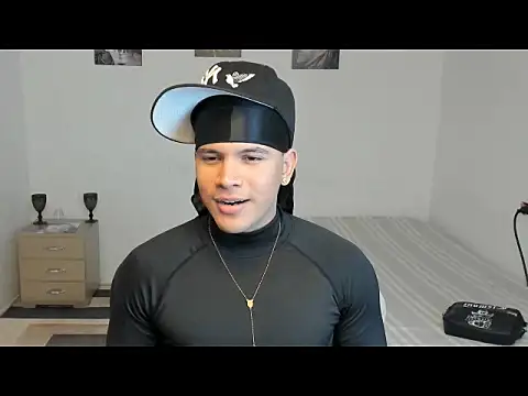 Snapshot of sant_wahlberg chatting on May 21, 11:12 pm sant wahlberg online show from May 21, 11:12 pm