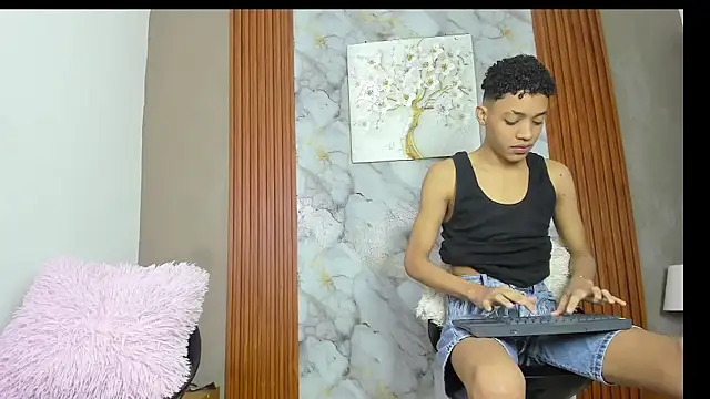 Snapshot of LOVE_GUYS1 chatting on June 1, 1:24 pm LOVE GUYS1 online show from June 1, 1:24 pm