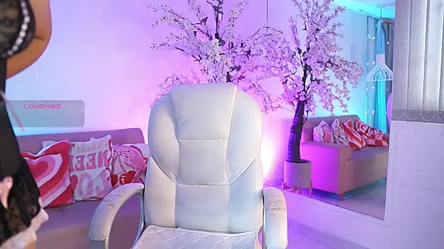Snapshot of VioletJoness_ chatting on July 6, 11:40 am VioletJoness online show from July 6, 11:40 am