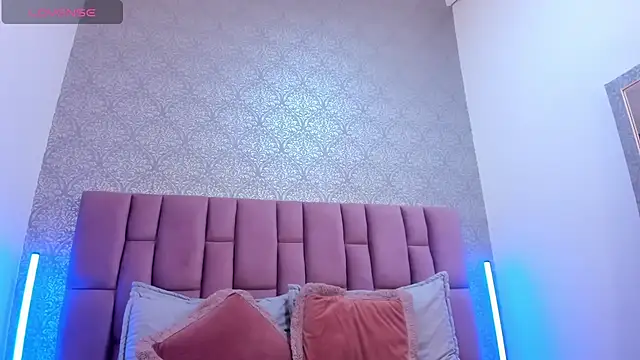 Snapshot of DianaRed_ chatting on July 28, 8:52 pm DianaRed online show from July 28, 8:52 pm