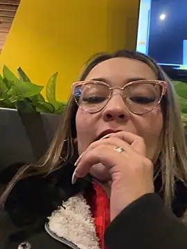 kimismile0414 online show from May 1, 12:37 am